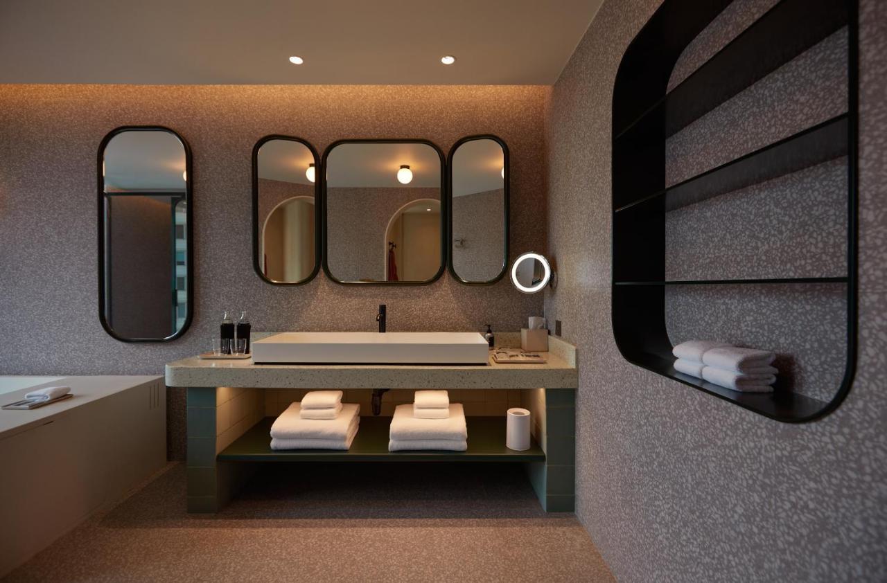 The Standard, Bangkok Mahanakhon Exterior photo Bathroom